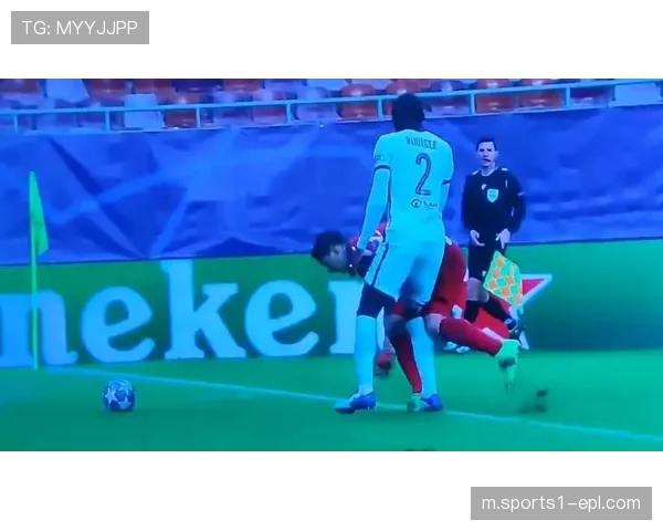 吕迪格争议动作慢镜逐帧分析 视线朝向与膝盖下压成判定焦点